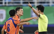 五星体育-31岁中乙中场停赛7个月罚6万 暴力染红后威胁+推裁判 踹坏广告板